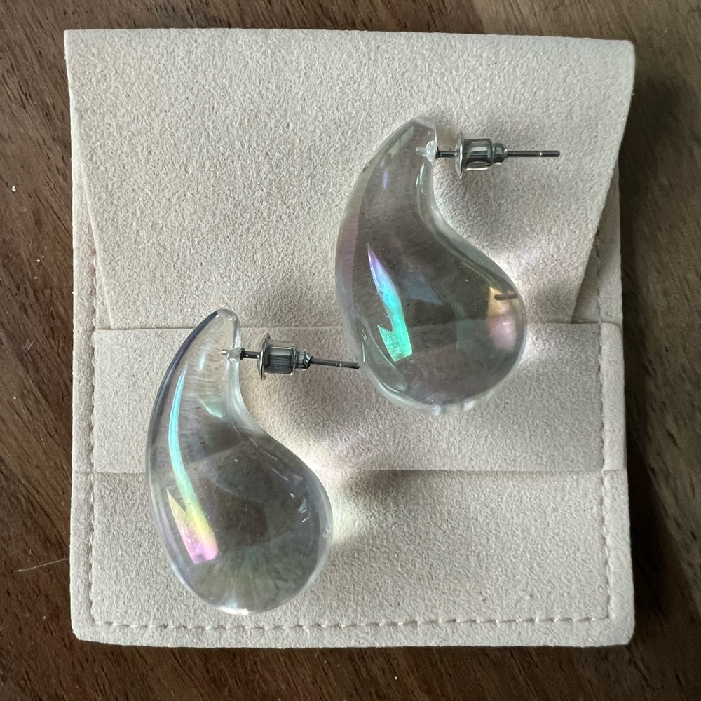 Transparent teardrop stud earrings.